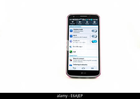 Un LG G2 téléphone mobile avec un forfait AT&T, l'écran montrant sur le choix de la connectivité. Isolé sur blanc. USA. Banque D'Images
