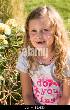 Portrait de fille avec manque des dents avant. Banque D'Images