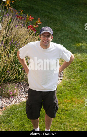 Heureux Jeune homme, habillé décontracté, arrière-cour résidentielle, USA Banque D'Images