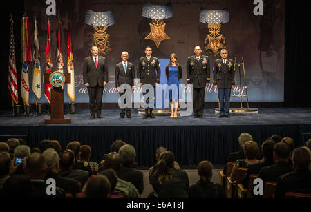 De gauche, sous-secrétaire de la Défense Robert, Secrétaire de l'Armée John McHugh, U.S. Army Staff Sgt. Ryan Pitts, Amy Pitt Banque D'Images