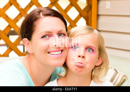 Mère et fille Goofing autour de l'appareil photo Banque D'Images