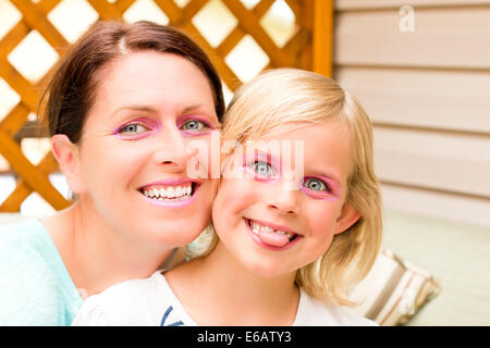 Mère et fille Goofing autour de l'appareil photo Banque D'Images