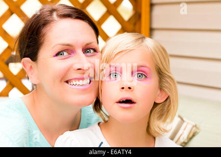 Mère et fille Goofing autour de l'appareil photo Banque D'Images