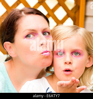 Mère et fille Goofing autour de l'appareil photo Banque D'Images