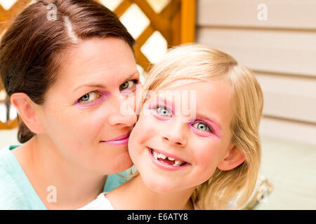 Mère et fille Goofing autour de l'appareil photo Banque D'Images