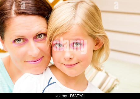 Mère et fille Goofing autour de l'appareil photo Banque D'Images