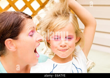 Mère et fille Goofing autour de l'appareil photo Banque D'Images