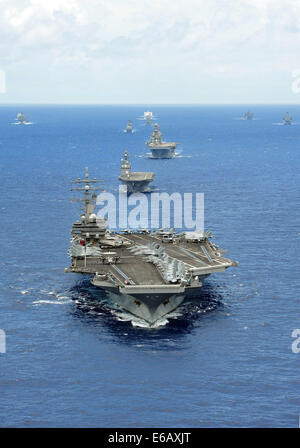 Le porte-avions USS Ronald Reagan (CVN 76) dirige une formation de navires de 15 partenariat international Nations Unies de Rim of the Pacific (RIMPAC) 2014 dans l'océan Pacifique le 25 juillet 2014. L'EXERCICE RIMPAC est une flotte américaine du Pacifique a organisé multinational biennal mariti Banque D'Images