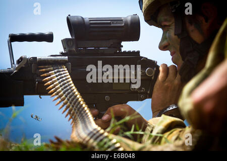 Un soldat avec l'entreprise Delta, 5e Bataillon, Royal Australian Regiment participe à une démonstration de tir réel tactique au cours de la Rim of the Pacific (RIMPAC) Exercice 2014 Le 29 juillet 2014, à une distance à la Base du Corps des Marines à Kaneohe, Hawaii Ha Banque D'Images