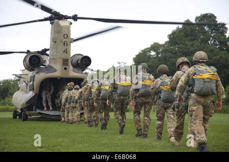 Canadiens, britanniques et néerlandais parachutistes militaires de l'Armée américaine à bord d'un hélicoptère CH-47 Chinook affecté à la Compagnie Bravo, 1er Bataillon, 104e Régiment d'aviation, Connecticut pendant la garde nationale dans l'ouest de Kingston Leapfest XXXI, R.I., le 30 juillet 2014. Lea Banque D'Images