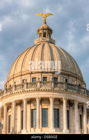 La Mississippi State Capitol dome, vu de l'amérique du nord, sur un matin d'été à Jackson, Mississippi. Banque D'Images