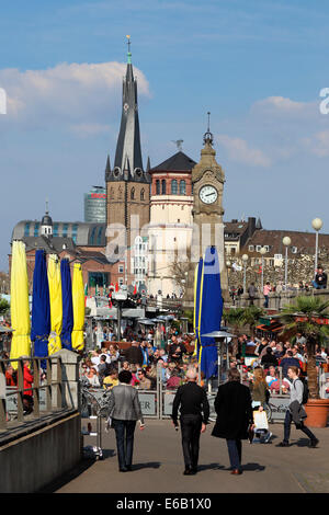 Düsseldorf Altstadt Rhein Rheinuferpromenade Anna Alter Basilique Saint Lambertus Pegeluhr Banque D'Images