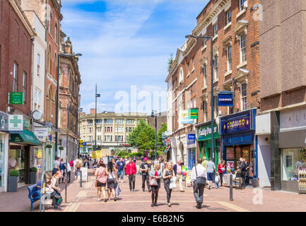 Centre-ville de Derby avec des clients très occupés au Corn Market Derby City Center Derby Derbyshire England UK GB Europe Banque D'Images