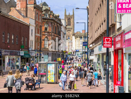 Derby Royaume-Uni des acheteurs très actifs au Corn Market Derby City Centre Derby Derbyshire Angleterre GB Europe Banque D'Images