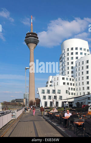 Rheinturm Medienhafen de Düsseldorf Hafen Banque D'Images