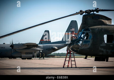 Le sergent de l'armée américaine. Justin Marshall cockpit lavages lors d'un contrôle Windows contrôle en amont sur un hélicoptère CH-47 Chinook affecté au 2e Bataillon, 238e Bataillon de soutien général de l'Illinois, de l'Aviation Army National Guard à Alpena préparation au combat Ce Banque D'Images