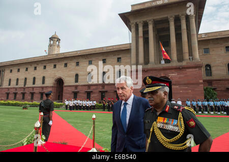 Le secrétaire américain à la défense Chuck Hagel, à gauche, est honoré lors d'une garde d'honneur cérémonie à New Delhi le 8 août 2014 Banque D'Images