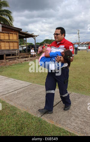 Les membres des services à la Force opérationnelle interarmées (FOI)-Bravo élément médical l'hôte d'un cours de formation des pédiatres du Honduras dans la préparation aux catastrophes et l'intervention d'urgence à la base aérienne de Soto Cano, Honduras, 9 août, 2014. La FOI-Bravo, et combiné mixte mène Banque D'Images