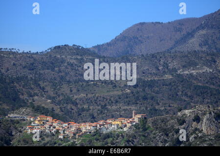 Le village perché de Piene Haute, vallée de la Roya dans le parc national du Mercantour dans l'arrière pays des Alpes Maritimes. Banque D'Images