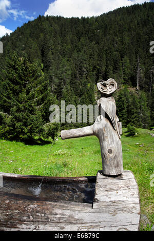 Fontaine d'eau en forme d'un hibou, Tessin, Suisse. Banque D'Images