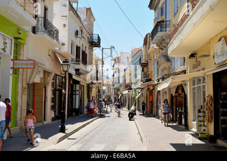 RETHYMNO, GRÈCE - 11 juillet : Rue Arkadiou Street le 11 juillet 2013 dans la ville de Rethymno, Crète, Grèce Banque D'Images