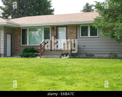 Extérieur de maison résidentiel dans quartier de classe moyenne, MT, États-Unis d'Amérique Banque D'Images
