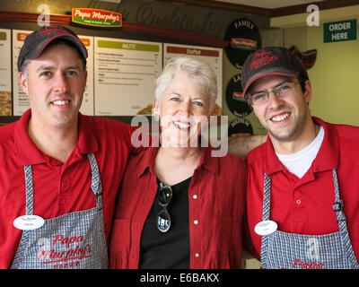 Client satisfait avec les propriétaires de petites entreprises de Pizza Shop, USA Banque D'Images