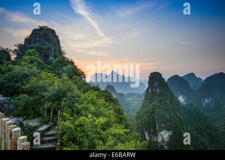 Paysage de montagnes karstiques en Xingping, Province du Guangxi, Chine. Banque D'Images