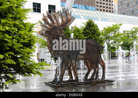 Art Inuit : une grande sculpture de métal d'un wapiti dans la ville de Montréal, Canada Banque D'Images