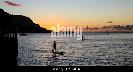 Stand up paddleboards dans la baie de Hanalei au coucher du soleil Banque D'Images