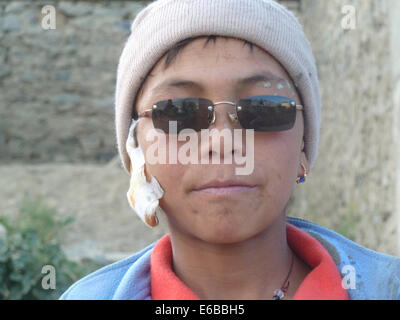 Garçon avec des lunettes à Karsha, village près de Padum, Zanskar, Ladakh, Himalaya, Inde Banque D'Images