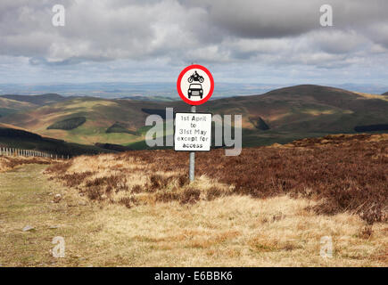 Un panneau de signalisation incongru sur la route de restriction des véhicules haut dans les collines Cheviot, du côté écossais de la frontière Banque D'Images