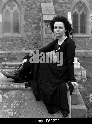 Les jeunes à la mode goth habillé en noir dans un cimetière de l'église britannique portsmouth Banque D'Images