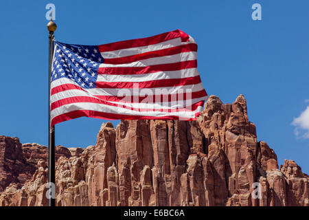 USA, Utah, Torrey, Capitol Reef National Park, drapeau américain avec des formations de roche de grès. Banque D'Images