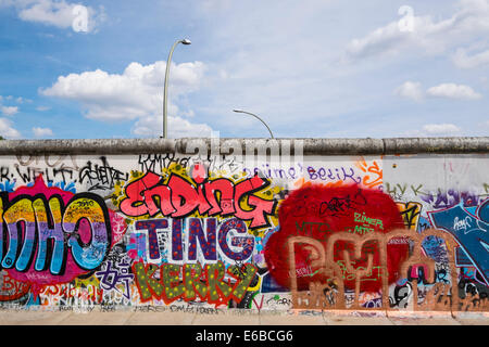 Graffiti sur l'article original du mur de Berlin à l'East Side Gallery de Friedrichshain à Berlin, Allemagne Banque D'Images