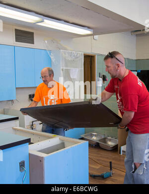 Detroit, Michigan - bénévoles la rénovation de la classe de l'économie domestique à Cody High School. Banque D'Images