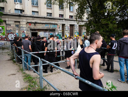 Clubbers queue devant la discothèque Berghain infâme sur un dimanche après-midi à Berlin Allemagne Banque D'Images