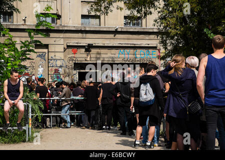 Clubbers queue devant la discothèque Berghain infâme sur un dimanche après-midi à Berlin Allemagne Banque D'Images