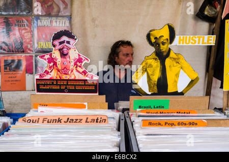 Second-hand records caler au marché aux puces le week-end à Mauerpark à Prenzlauer Berg à Berlin, Allemagne Banque D'Images