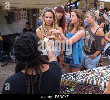 Marché aux puces le week-end à au Mauerpark à Prenzlauer Berg à Berlin, Allemagne Banque D'Images