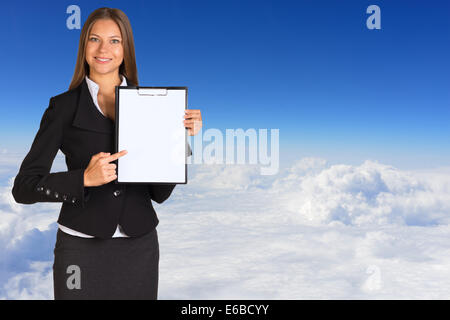 Businesswoman holding porte-papier Banque D'Images