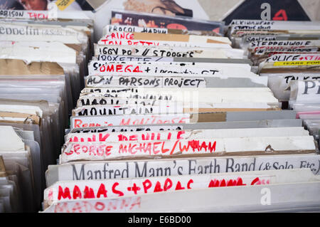 Second-hand records caler au marché aux puces le week-end à Mauerpark à Prenzlauer Berg à Berlin, Allemagne Banque D'Images