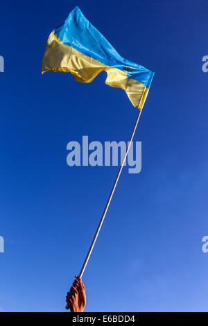 Pavillon ukrainien battant au gré du vent avec un trident, un symbole national de l'Ukraine Banque D'Images