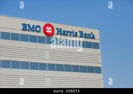 Un immeuble de bureaux occupé par BMO Harris Bank à Naperville, Illinois. Banque D'Images