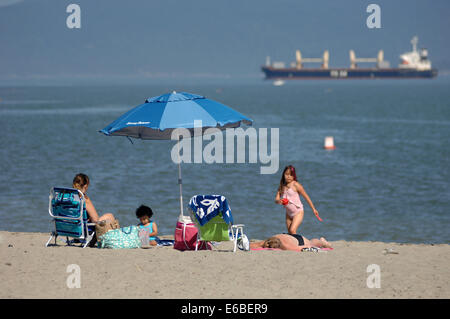 Vancouver, Canada. 19e Août, 2014. Une famille à profiter de leur temps à la Jericho Beach à Vancouver, Canada, le 19 août 2014. Influent magazine britannique The Economist nommé Vancouver comme l'une des plus villes vivables. Crédit : Sergei Bachlakov/Xinhua/Alamy Live News Banque D'Images