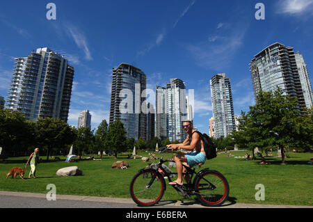 Vancouver, Canada. 19e Août, 2014. Un homme monte un vélo dans la région de Yaletown, Vancouver, Canada, le 19 août 2014. Influent magazine britannique The Economist nommé Vancouver comme l'une des plus villes vivables. Crédit : Sergei Bachlakov/Xinhua/Alamy Live News Banque D'Images