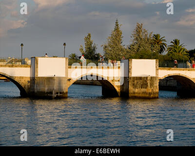 Ponta de Romana, pont romain sur la rivière in the Golfer's Paradise à Tavira, Algarve. Le Portugal. Banque D'Images