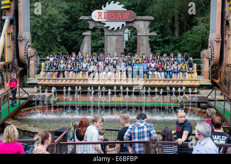 Les gens qui regardent la Ripsaw monter dans le parc à thème Alton Towers. Banque D'Images