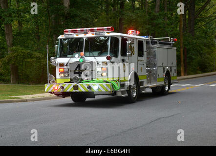 Camion à incendie d'ouest Lahnam Hills Volunteer Fire Department répondant à un appel d'urgence Banque D'Images