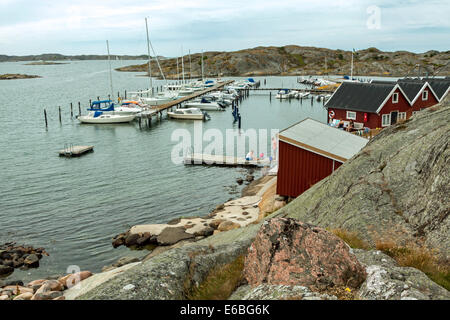 Port et des cottages en bois rouge à Hällene, Îles Tjörn, Bohuslän, Västra Götalands Iän, la Suède. Banque D'Images